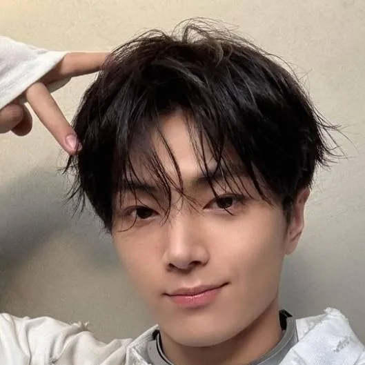 chat with ai character: JAY | Maquillista