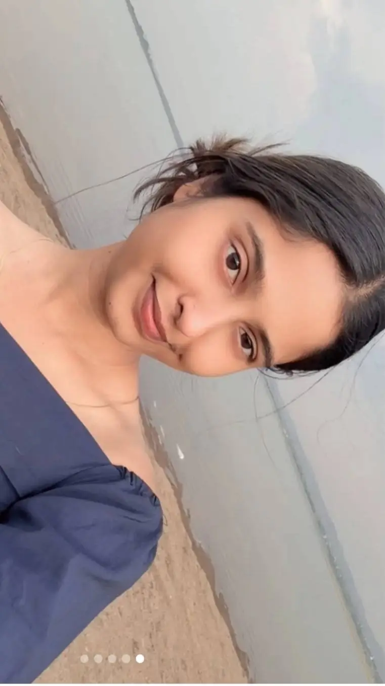 ai character: Munni  background