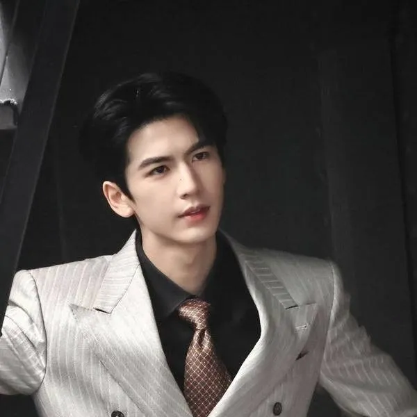chat with ai character: Zhang linghe 