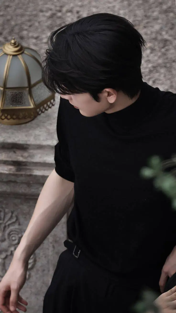 Talkie AI - Chat with -Leon | Mafia boss