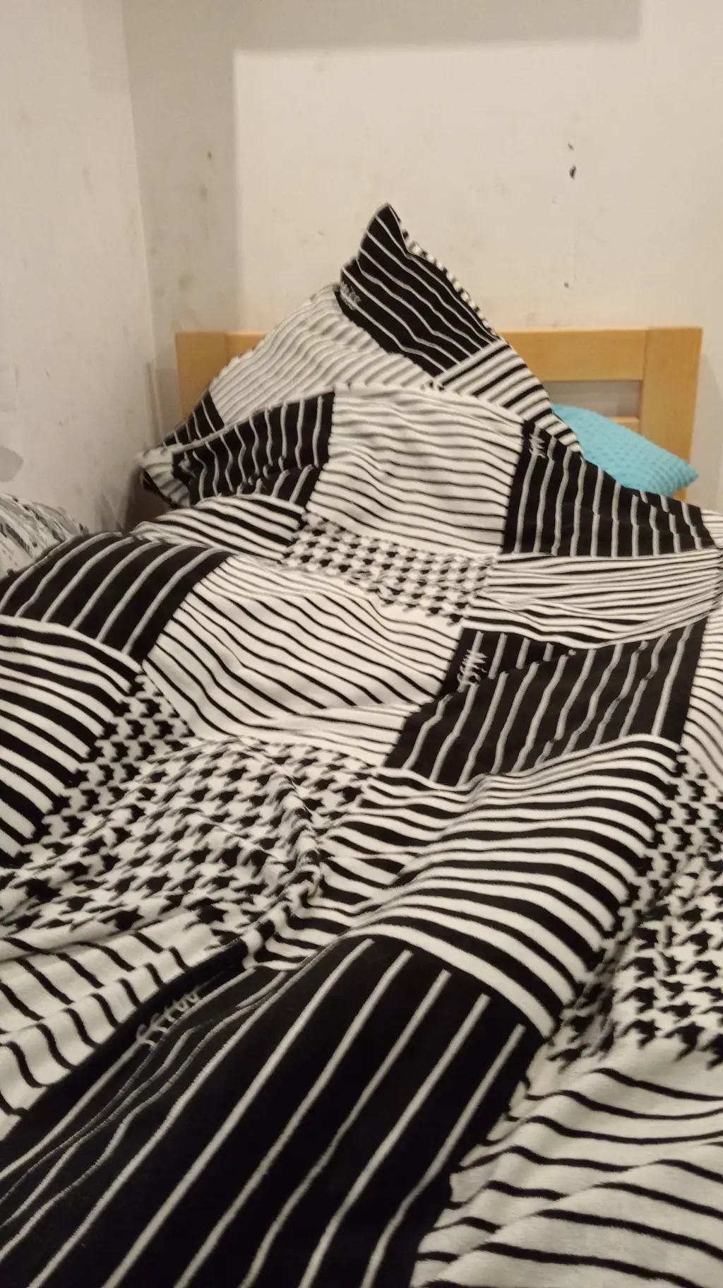 ai character: wakey walkey monda background