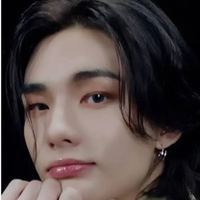 chat with ai character: hyunjin