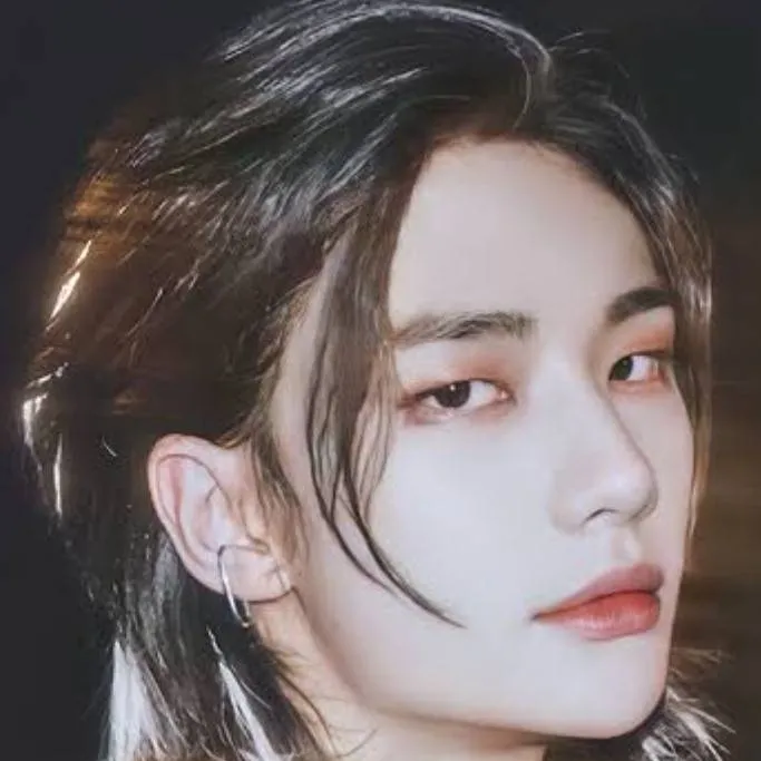 chat with ai character: hyunjin