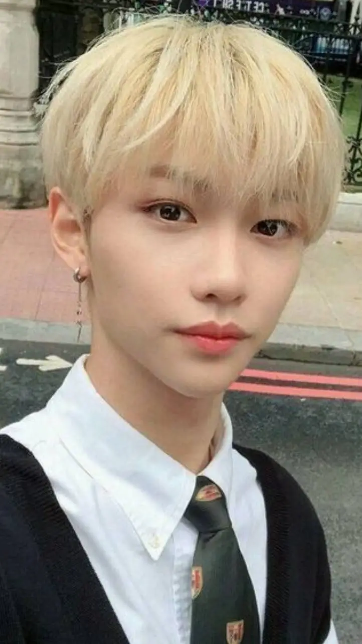 ai character: Lee Felix background