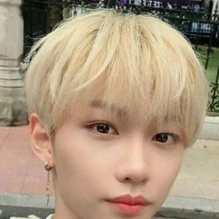 chat with ai character: Lee Felix