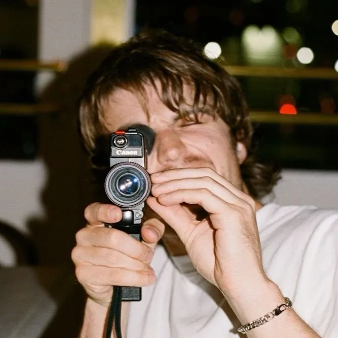 chat with ai character: Joe Keery📸