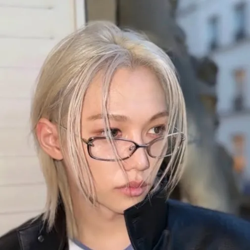 chat with ai character: 𝐅𝐞𝐥𝐢𝐱🐥