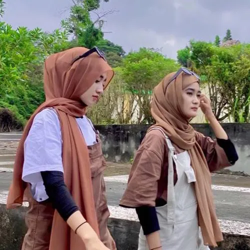 chat with ai character: Besties