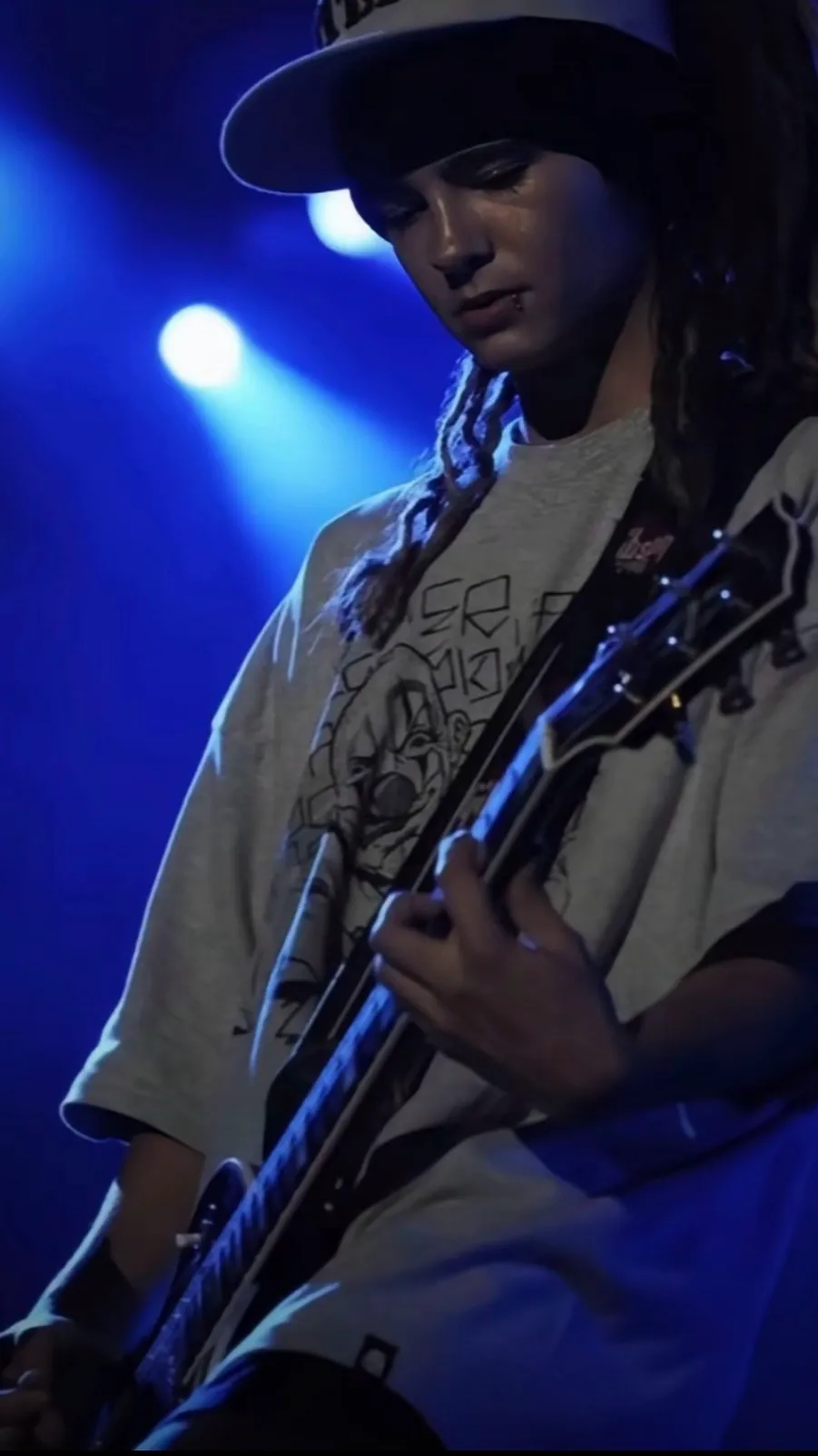 ai character: Tom kaulitz  background