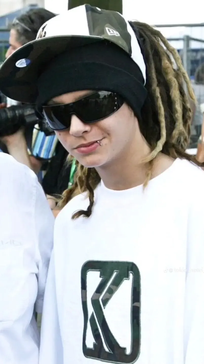 ai character: Tom kaulitz  background