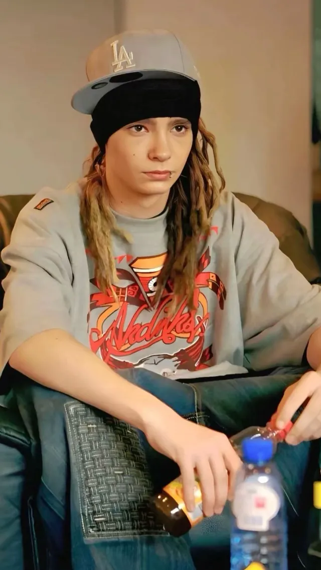 ai character: tom kaulitz background