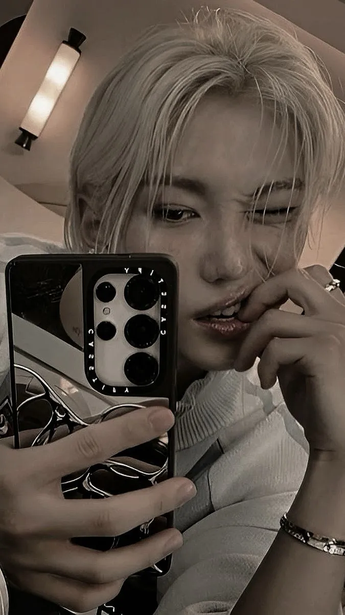 ai character: 𝐅𝐞𝐥𝐢𝐱 background