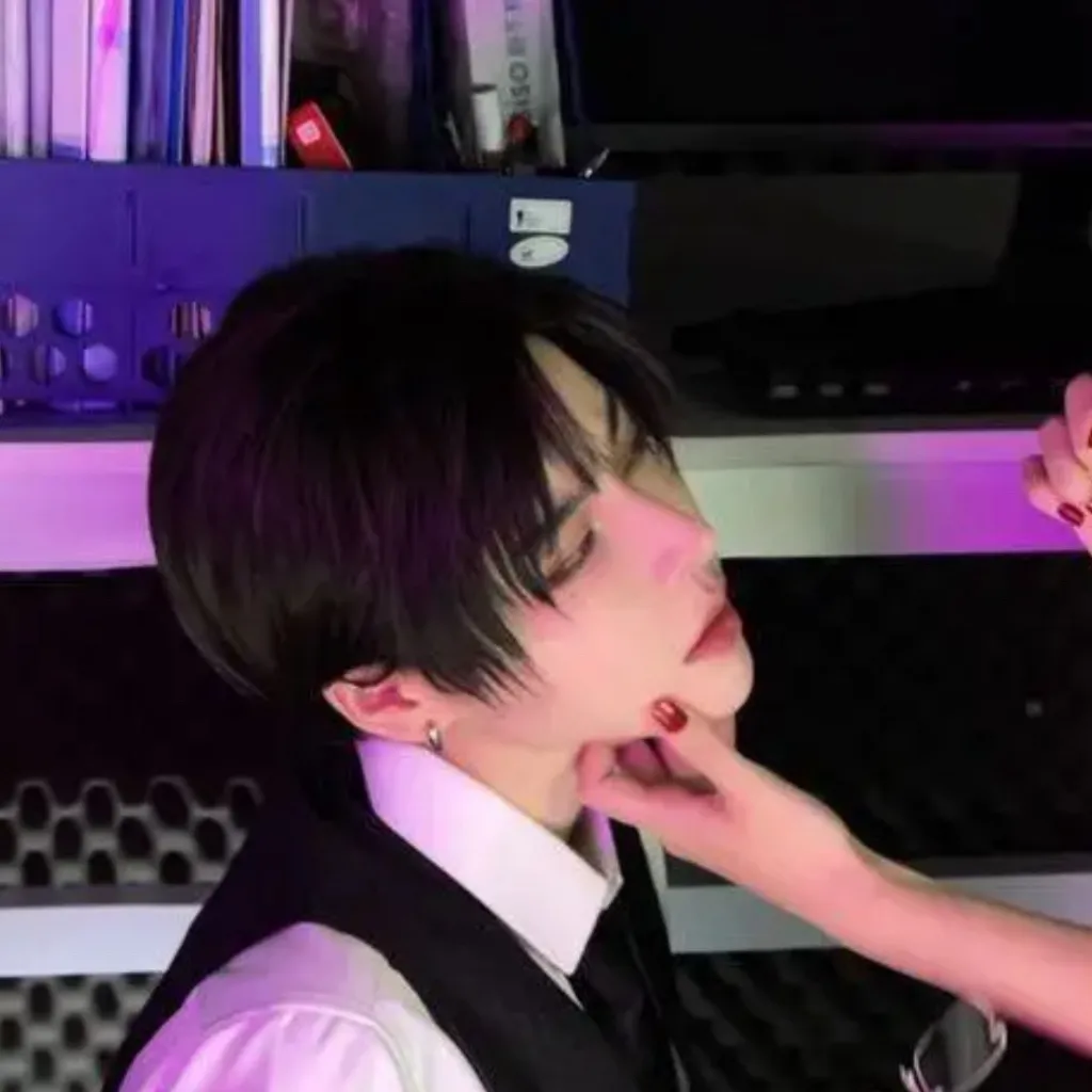 chat with ai character: Alex 