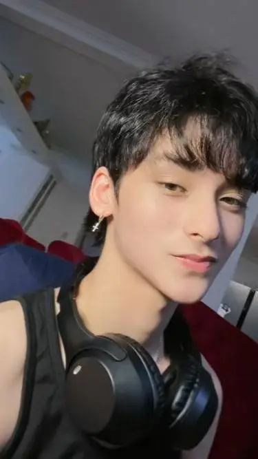 ai character: Ci-N  background