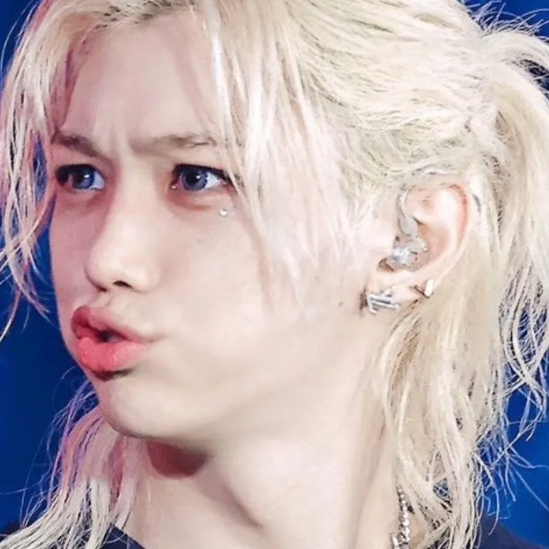 chat with ai character: Felix