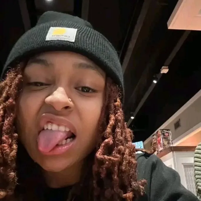 chat with ai character: 𝓡𝓲𝓬𝓱 𝓐𝓶𝓲𝓻𝓲 