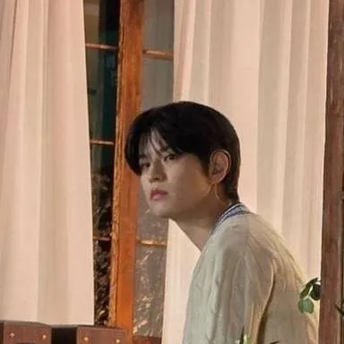 chat with ai character: Seungmin