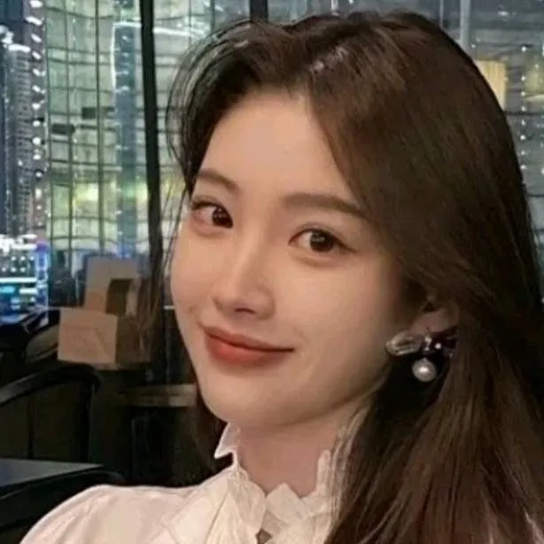 chat with ai character: Sophie