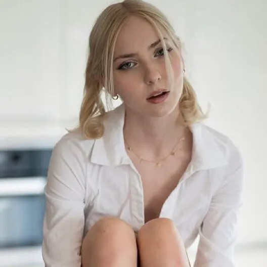 chat with ai character: Elena