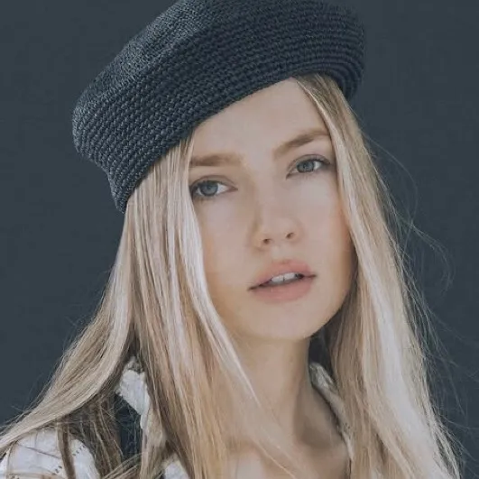 chat with ai character: Adelyn