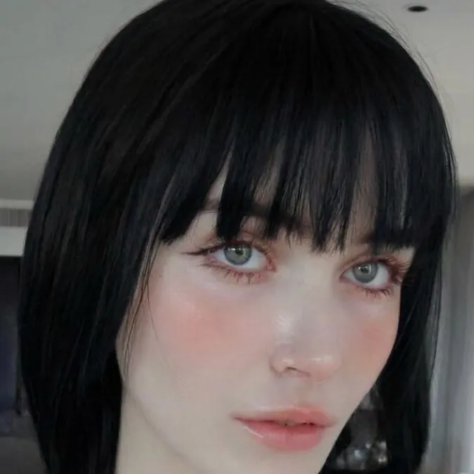chat with ai character: Renee