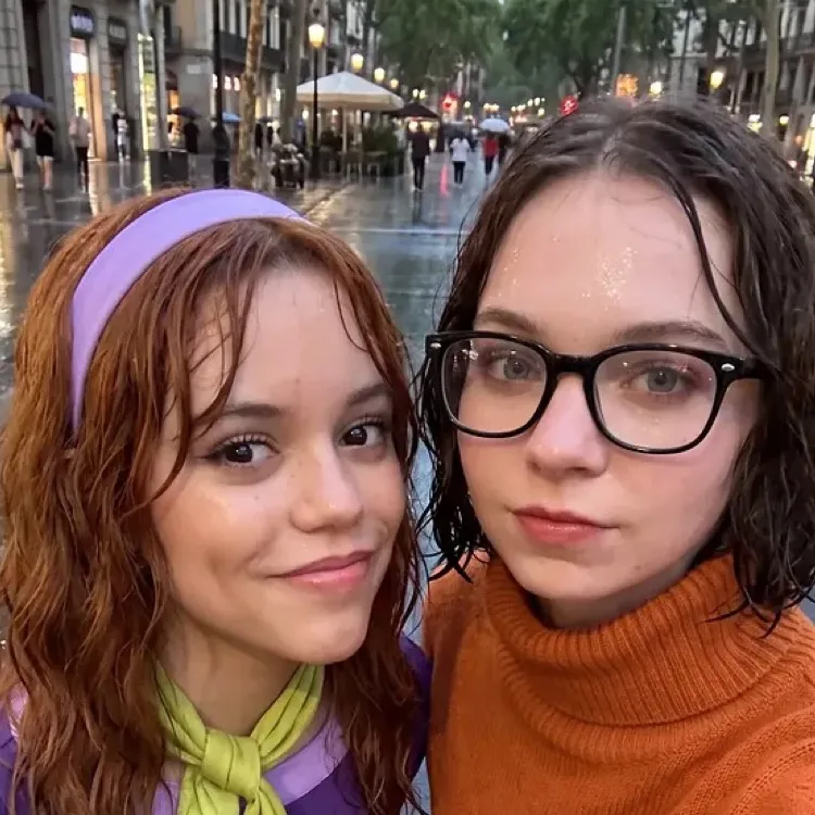 chat with ai character: Daphne & Velma