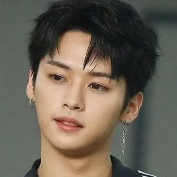 chat with ai character: ~★Lee Know★~