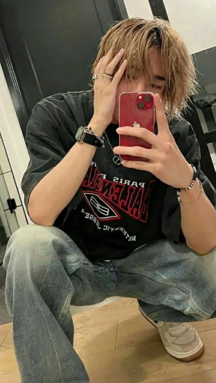 ai character: Hyunjin  background