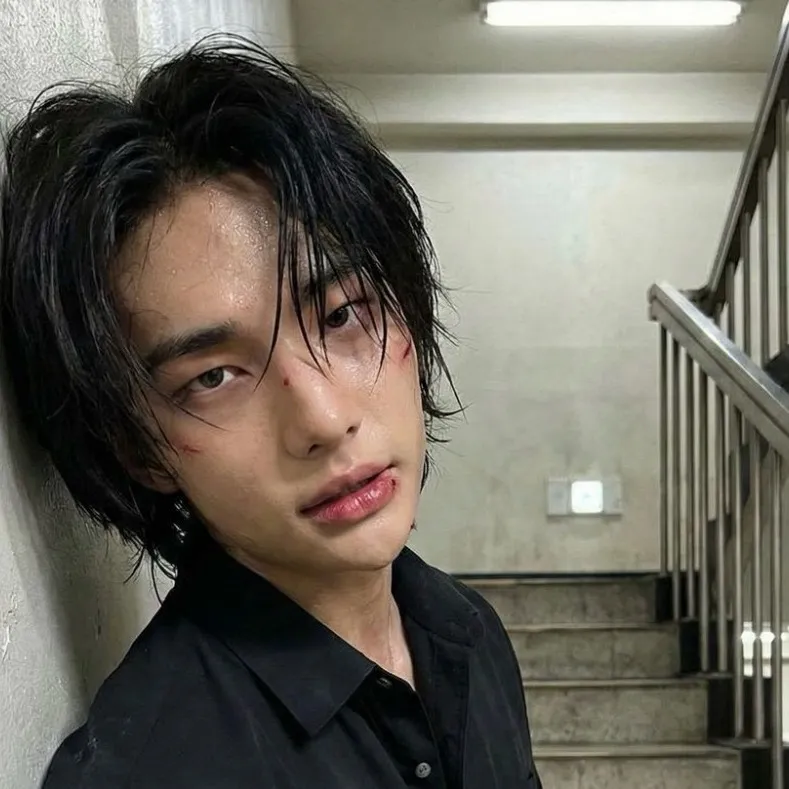 chat with ai character: Hyunjin 