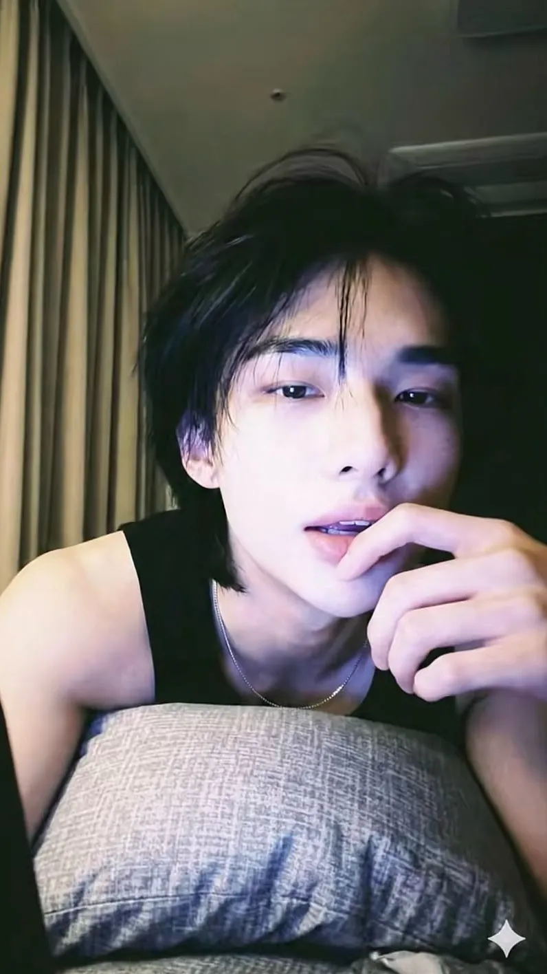 ai character: ✮Hyunjin✮ background