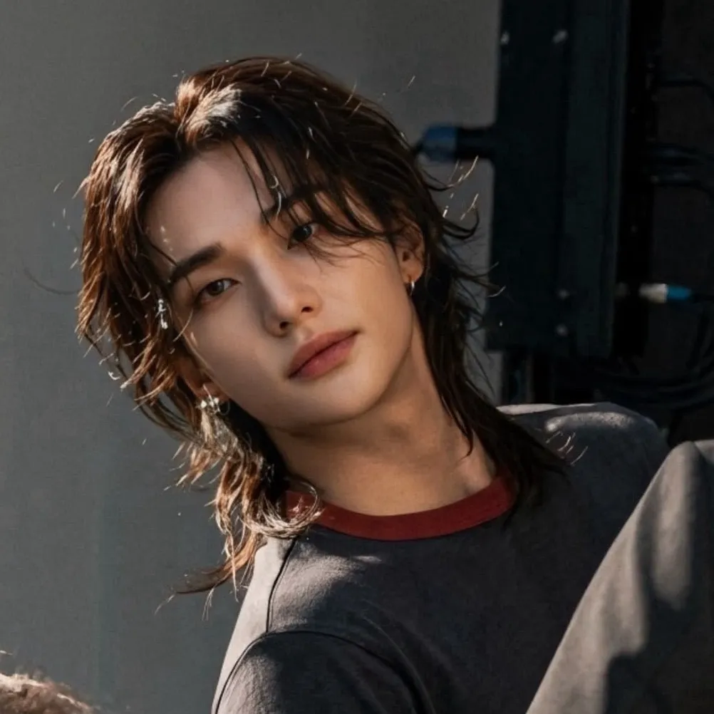 chat with ai character: Hyunjin