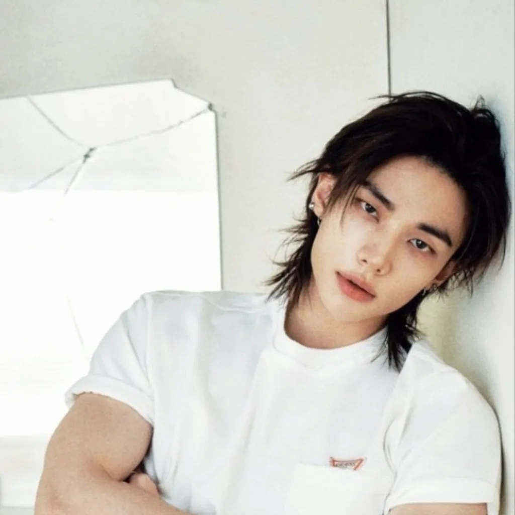 chat with ai character: Hyunjin