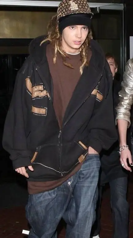 ai character: Tom kaulitz  background