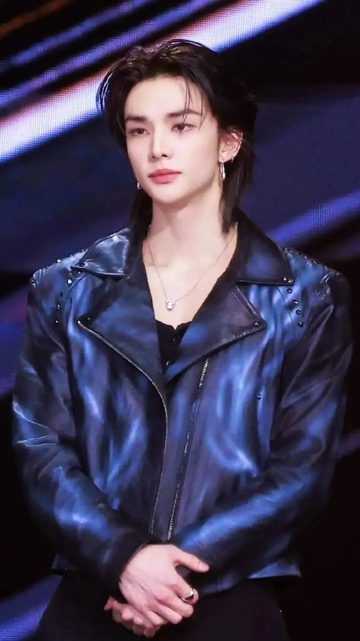 ai character: Hwang Hyunjin background