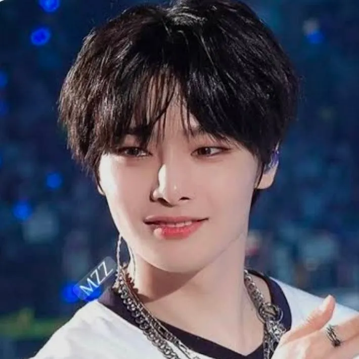 chat with ai character: Jeongin 