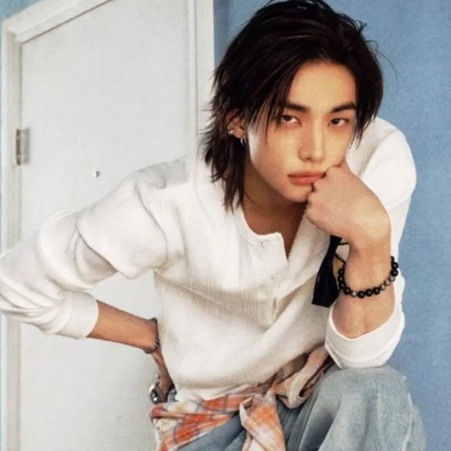 chat with ai character: Hwang Hyunjin 