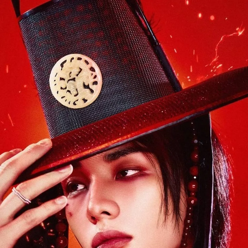 chat with ai character: Hwang Hyunjin