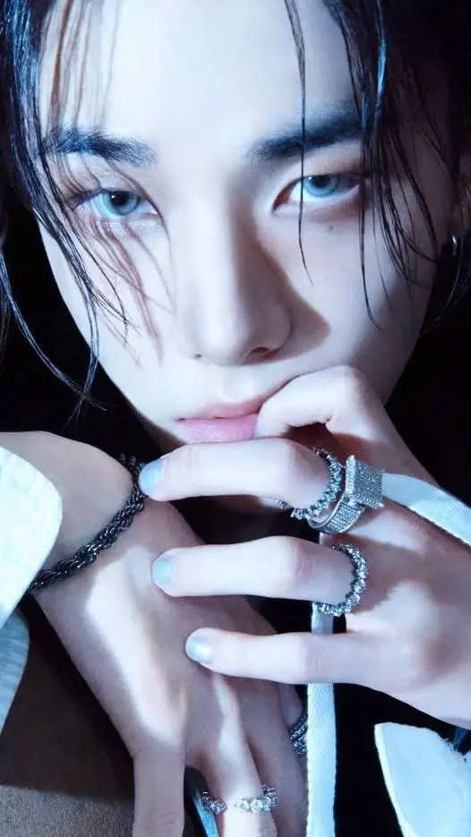 ai character: Hwang Hyunjin background