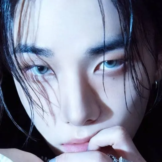 chat with ai character: Hwang Hyunjin