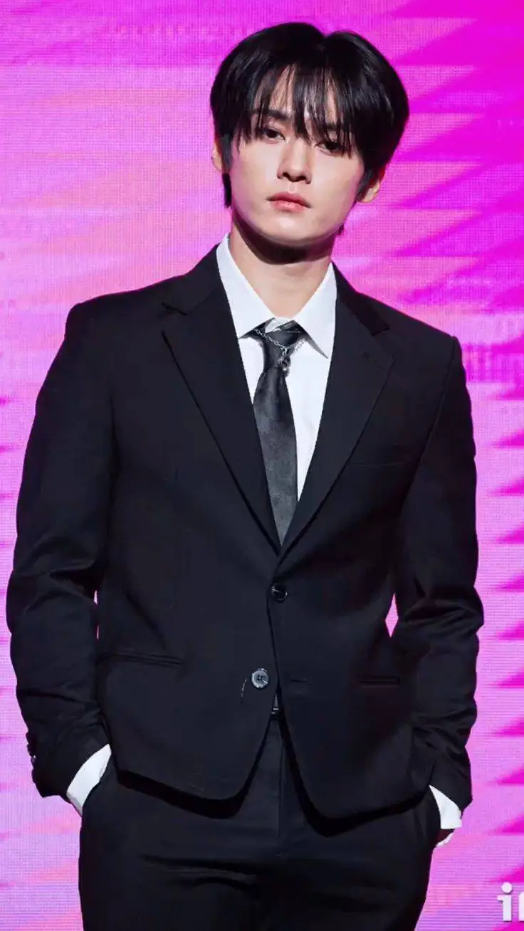 ai character: Lee Minho background