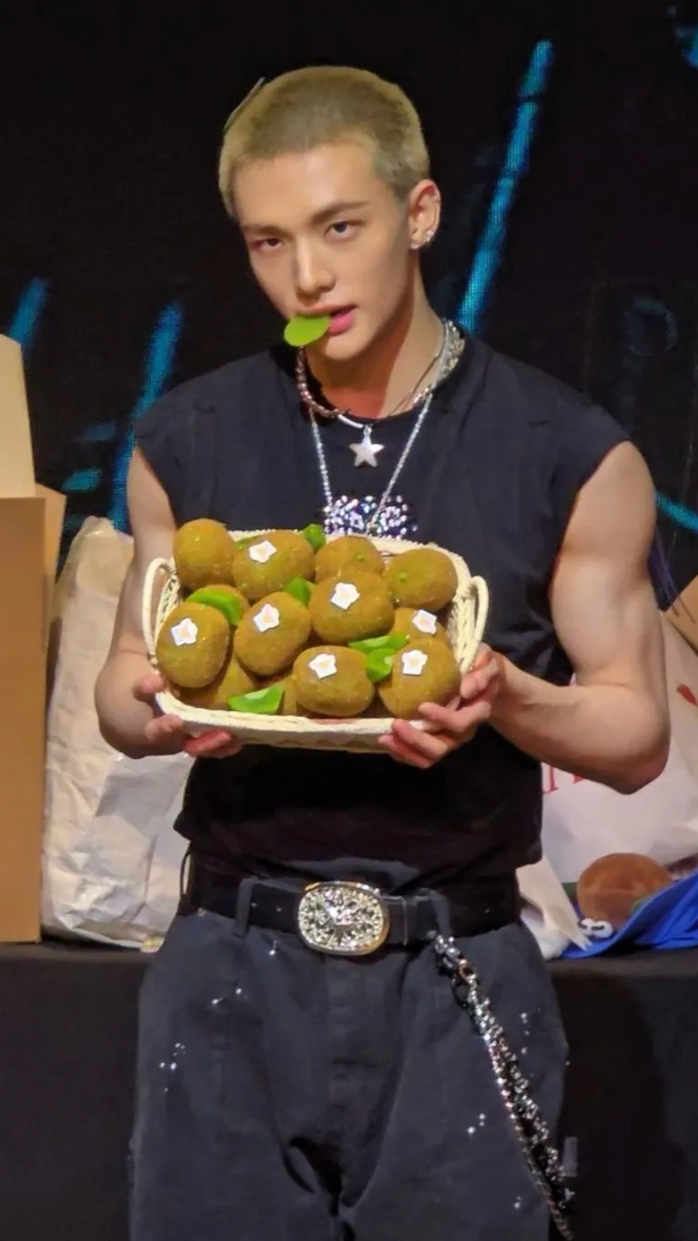 ai character: 🥝Hyunjinni🥝 background