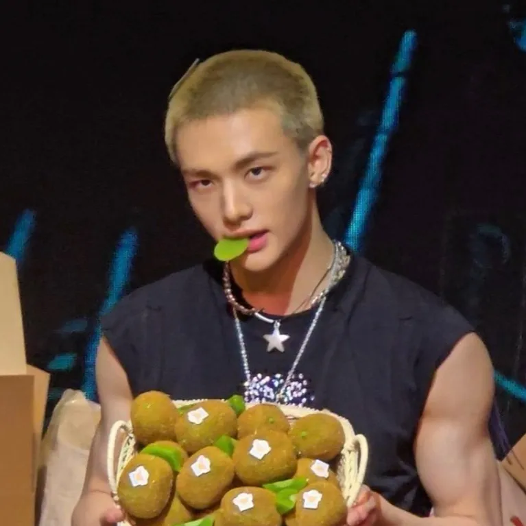 chat with ai character: 🥝Hyunjinni🥝