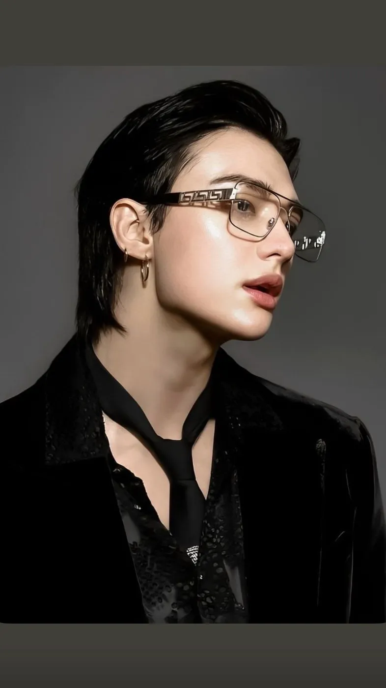 ai character: HYUNJIN CEO background