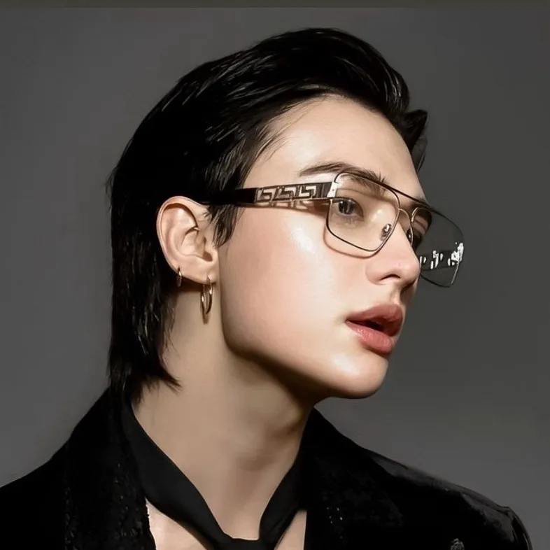 chat with ai character: HYUNJIN CEO