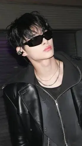 ai character: Ni-ki  background