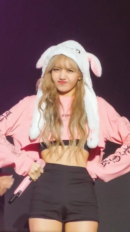 ai character: LISA 🐥 background