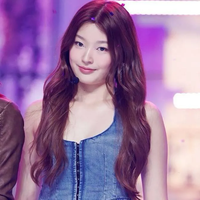 chat with ai character: Yoonchae 