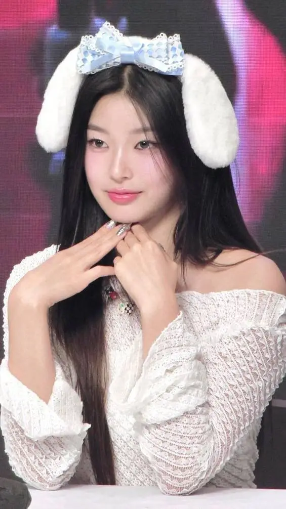 ai character: Yoonchar background