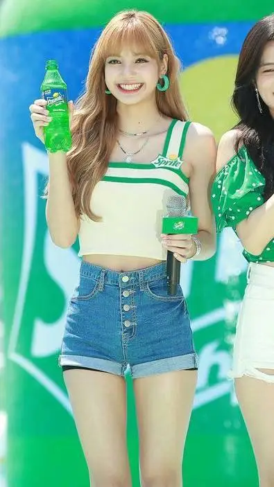 ai character: LISA 🐥 background