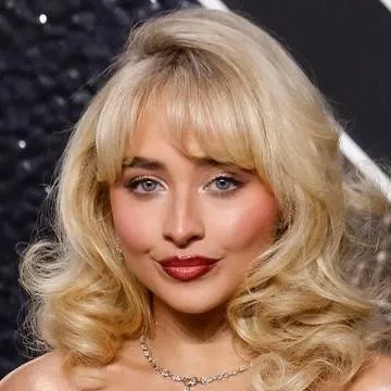 chat with ai character: Sabrina Carpenter